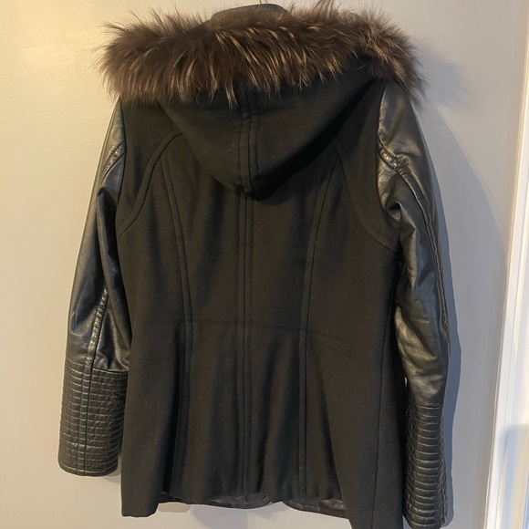 Fur trim wool coat with lamb leather sleeves - Picture 9 of 10